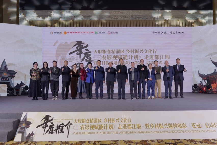 许多人站在一起描述已自动生成